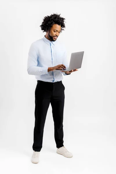Полный Портрет Кудрявого Молодого Улыбающегося Африканско Американского Человека Использующего Ноутбук — стоковое фото