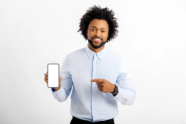 Κέρλι Αφροαμερικανός Άνδρας Λευκό Πουκάμισο Showingg Smartphone Λευκή Οθόνη Στέκεται — Φωτογραφία Αρχείου