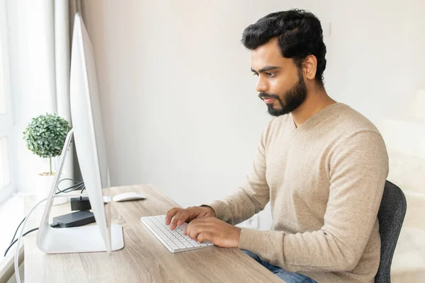 Optimistic Ethnic Man Casual Wear Using Computer Sitting Table Young — Stockfoto