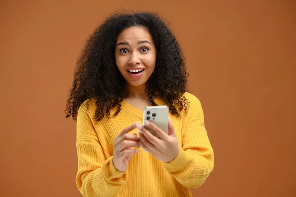 Surpris Par Capacité Nouvelle Application Sur Smartphone Jeune Femme Attrayante — Photo
