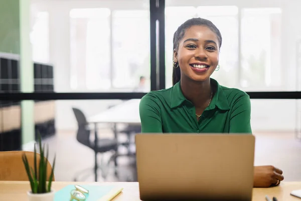 Portret Skoncentrowanej Afrykańsko Amerykańskiej Pracowniczki Korzystającej Laptopa Uśmiechnięta Czarna Bizneswoman — Zdjęcie stockowe