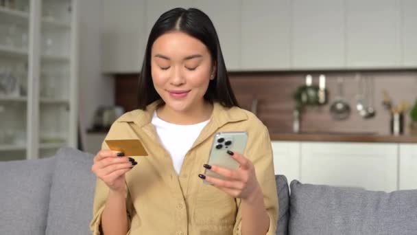 Quê Surpreendido Menina Muito Asiática Usando Seu Smartphone Cartão Crédito — Vídeo de Stock