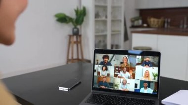 Genç Asyalı bir kadın bilgisayarla uzaktan video iletişimi için çeşitli çalışma alanları kullanarak sanal bir kurs alıyor, evden ders çalışıyor.