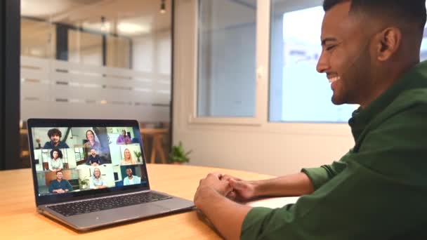 Morgonmöte Distans Indian Affärsman Använder Laptop För Videoanslutning Med Grupp — Stockvideo