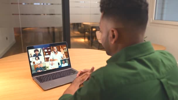 Back View Indian Biznesmen Rozmawiać Współpracownikami Pomocą Połączenia Wideo Laptopie — Wideo stockowe