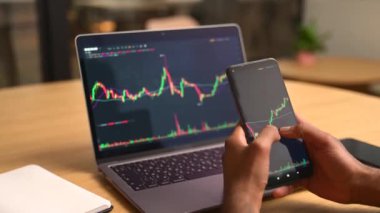 Kripto borsacısı borsacı broker akıllı telefon ekranını tutuyor, cep telefonu uygulamasını kullanıyor, kripto döviz almak veya satmak için finansal borsa alım-satım emrini uyguluyor.