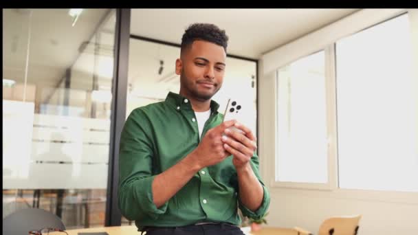 Glücklicher Indischer Junger Geschäftsmann Der Sein Smartphone Der Hand Hält — Stockvideo