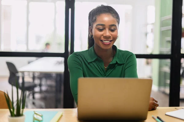 Amistosa Positiva Empleada Afroamericana Estudiante Usando Laptop Mujer Negocios Multirracial —  Fotos de Stock