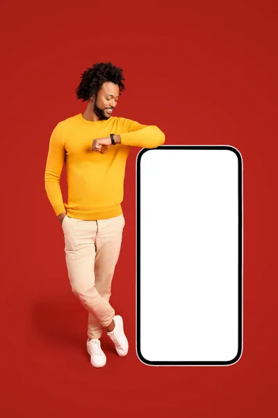 Nejlepší Nabídka Povýšení Usmívající Pozitivní Afroameričan Opírající Obrovský Smartphone Prázdnou — Stock fotografie