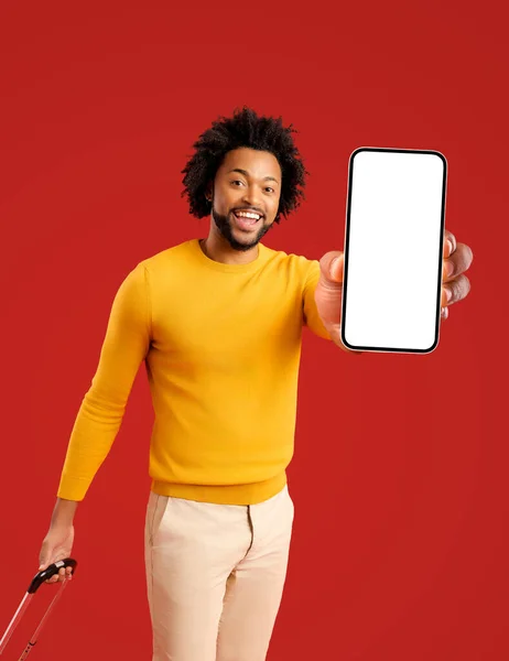 Podívej Vzrušený Afroameričan Kufříkem Ukazuje Mobilní Telefon Prázdnou Obrazovkou Izolovanou — Stock fotografie