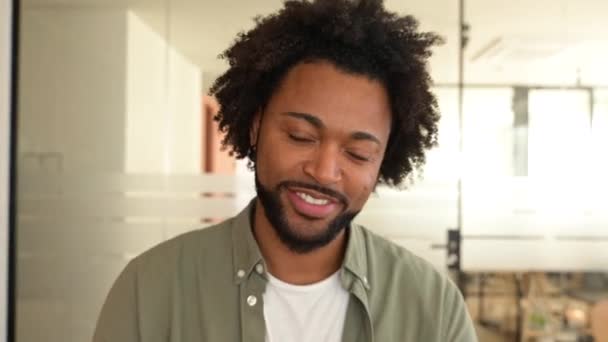 Vrolijk Afrikaans Amerikaanse Jonge Zakenman Casual Kleding Glimlachende Multiraciale Kerel — Stockvideo