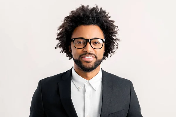 Zbliżenie Portret Kręconego Afrykańsko Amerykańskiego Biznesmena Średnim Wieku Formalnym Stroju — Zdjęcie stockowe