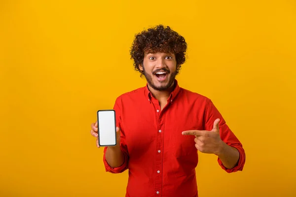 Άνθρωπος Αυτοπεποίθηση Γενειάδα Που Δείχνει Δάχτυλο Smartphone Λευκή Άδεια Οθόνη — Φωτογραφία Αρχείου