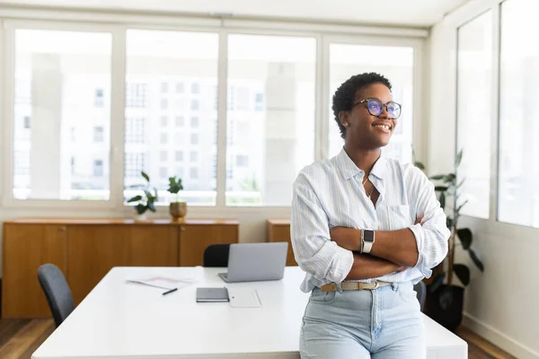 Samodzielnie Robiona Młoda Afrykańska Bizneswoman Przedsiębiorca Krótką Fryzurą Noszący Okulary — Zdjęcie stockowe