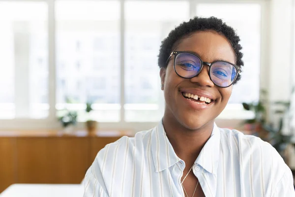 Zbliżenie Portret Młodej Afrykańskiej Bizneswoman Krótką Fryzurą Noszącej Okulary Śmiejącej — Zdjęcie stockowe