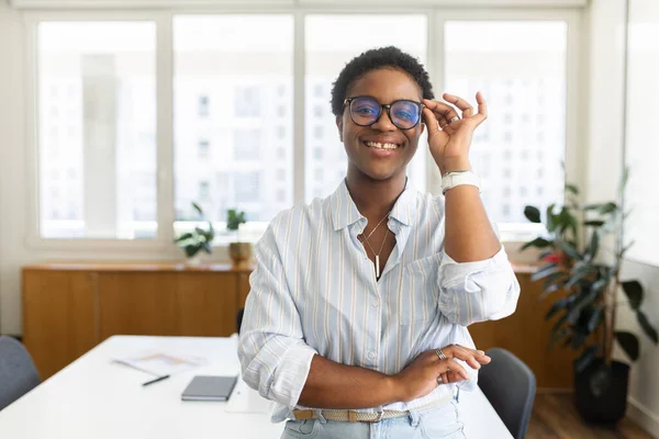 Urocze Charyzmatyczne Afrykańsko Amerykańskie Młode Bizneswoman Stylowe Okulary Luźnym Ubraniu — Zdjęcie stockowe