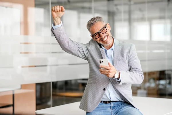 Lycklig Mogen Affärsman Som Håller Mobiltelefon Och Firar Framgång Medelålders — Stockfoto