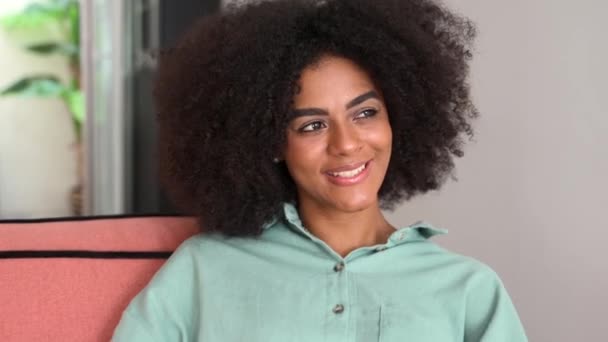 Young African American Female Curly Hairstyle Beautiful Smile Looking Aside — Stock Video