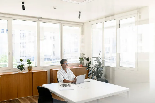 Günümüz Yerinde Dizüstü Bilgisayar Kullanan Neşeli Afro Amerikan Kadın Ofis — Stok fotoğraf