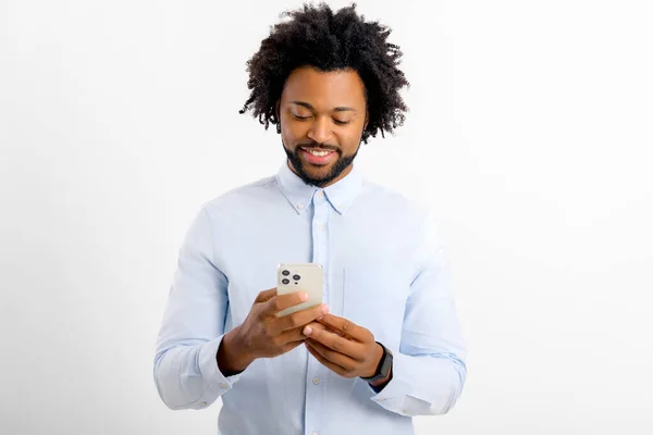 Homme Charismatique Avec Une Coiffure Afro Utilisant Smartphone Isolé Sur — Photo