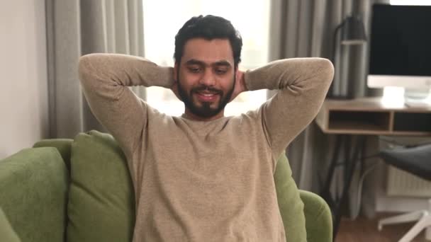Безтурботний Щасливий Індійський Бізнесмен Який Працює Дистанційно Розслабленій Позі Чоловік — стокове відео