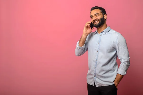 Χαρούμενα Ινδική Επιχειρηματίας Casual Τζιν Πουκάμισο Μιλάει Στο Smartphone Χαμογελώντας — Φωτογραφία Αρχείου