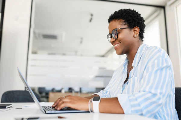Empleada Oficina Afroamericana Optimista Usando Laptop Espacio Coworking Moderno Mujer — Foto de Stock
