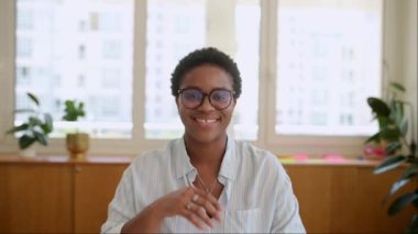 Genç, karizmatik, Afro-Amerikan kadın ofis çalışanının portresi. Kısa saçlı, dizüstü bilgisayarlı, pozitif motivasyonlu iş arkadaşı.