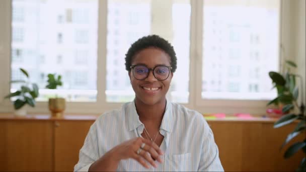 Retrato Jovem Carismático Afro Americana Empregada Escritório Com Corte Cabelo — Vídeo de Stock