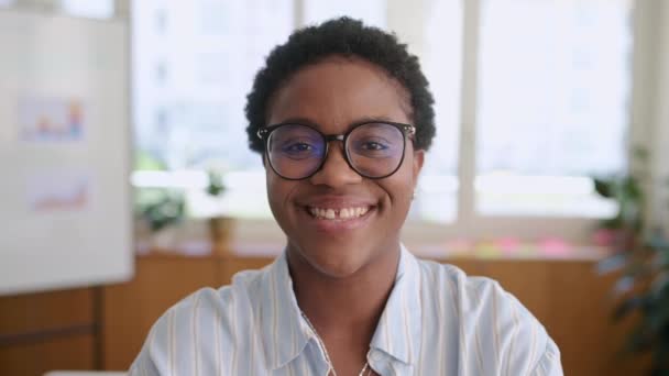 Portrait Une Employée Afro Américaine Confiante Aux Cheveux Courts Debout — Video