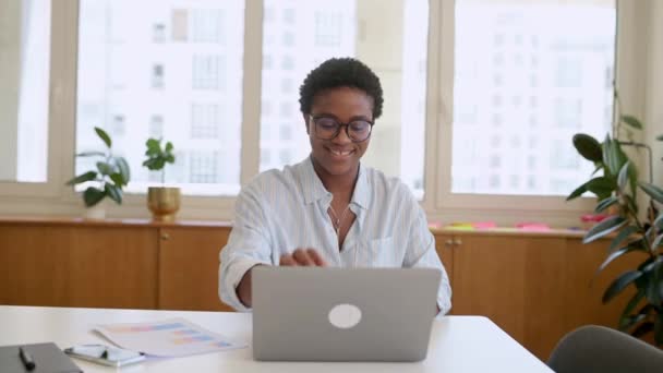 Vista Frontal Sobre Empresária Afro Americana Usando Laptop Sentado Mesa — Vídeo de Stock