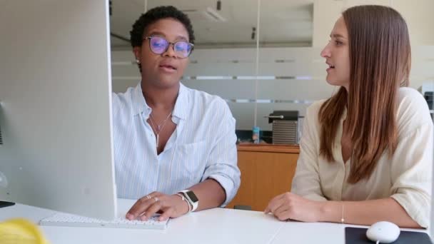 Δημιουργική Ομάδα Που Εργάζεται Για Έργο Δύο Γυναίκες Συνάδελφοι Casual — Αρχείο Βίντεο