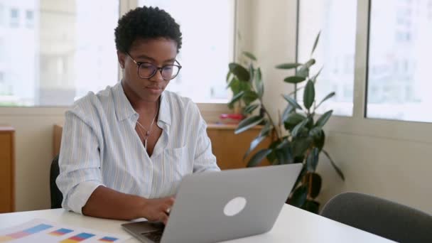 Frustrated African American Businesswoman Worrying Project Sitting Desk Front Laptop — Stock Video