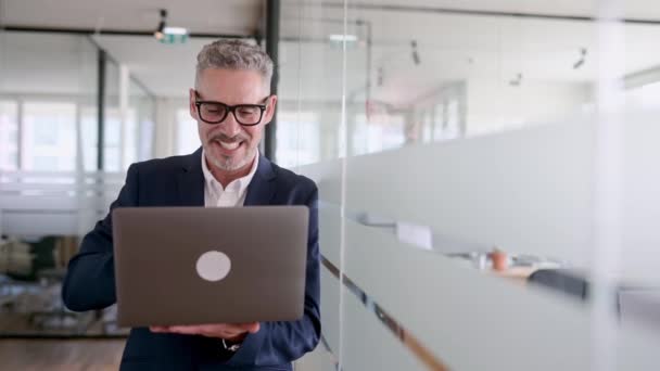 Chytrý Inteligentní Šedesátiletý Podnikatel Formálním Obleku Bílé Košili Notebookem Interiéru — Stock video