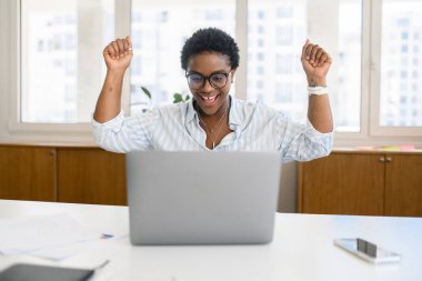 Heyecanlı Afro-Amerikan ofis çalışanı öğrenci bilgisayarından iyi haberler aldı, mutlu zenci iş kadınlarının terfi etmesi, büyük başarı kutlamaları...