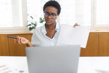 Mutsuz Afro-Amerikan kadın ofis çalışanı, video görüşmeleri yaparken ve müdürle konuşurken bir hata buldu.