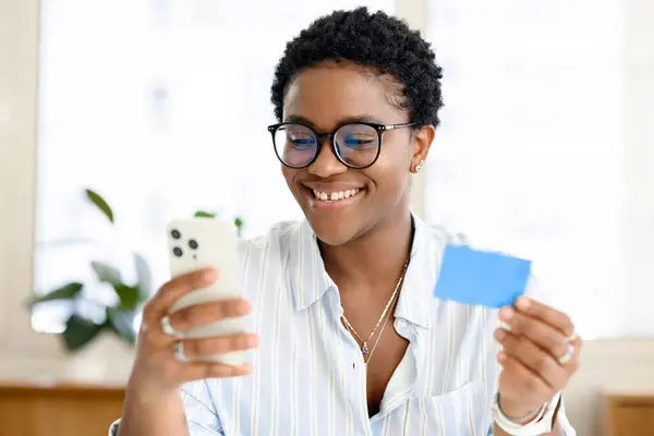 Gelukkig Jong Aantrekkelijk Multiraciale Vrouw Winkelen Online Smartphone Met Behulp — Stockfoto