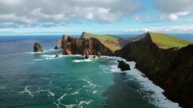 Dramatik ve nefes kesici bir kıyı manzarası, Atlantik Okyanusu 'nun canlı mavi sularına dalan Madeira' nın engebeli uçurumlarını yakalıyor. Hava perspektifi, İHA 'dan alınmış.