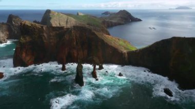 Madeira 'nın bu büyüleyici insansız hava aracı videosu büyüleyici doğal güzelliğini gözler önüne seriyor. Geniş kapsamlı hava çekimleriyle adaları, dramatik uçurumları, bereketli manzaraları ve kristal berrak suları yakalar.