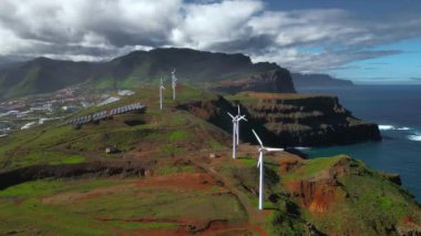 Bir dron tarafından çekilen Madeira görüntüsü doğal güzellik ve sürdürülebilir teknolojinin bir karışımıdır. Madeira 'nın pitoresk manzarası rüzgâr türbinleriyle engebeli sahil şeridini gözler önüne seriyor.