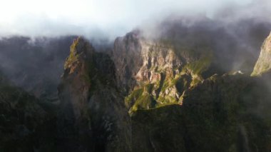 Büyüleyici hava görüntüleri Madeira 'nın yükselen uçurumlarını sunar. Güneşin sıcacık parıltısıyla yıkanan bulutlar tepelerin etrafında dans ederek dinamik ve ruhani bir manzara sunar.