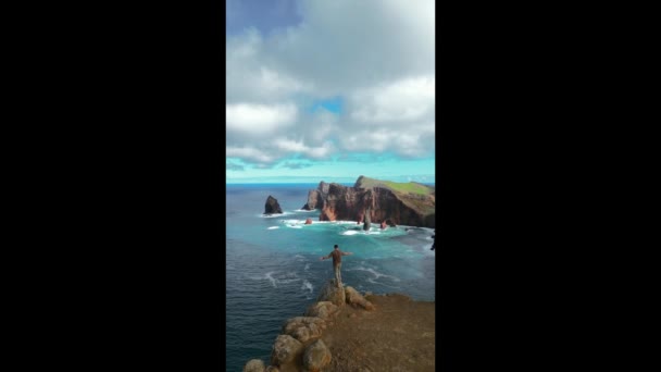 Portugál Madeiráról Készült Videón Egy Drón Rögzített Egy Magányos Személyt — Stock videók