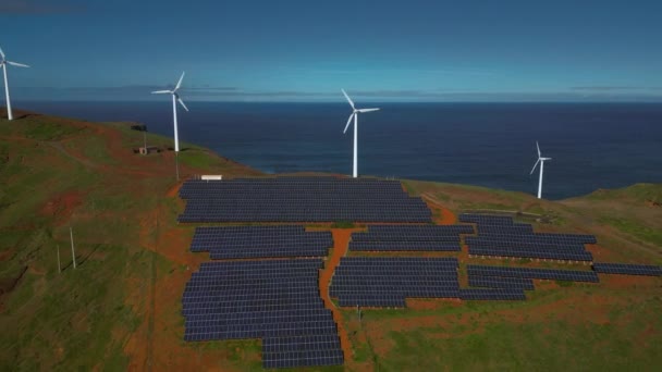 这个无人驾驶的马德拉视频展示了令人惊叹的风景和现代可持续性与风力涡轮机和太阳能电池板 航拍捕捉到岛屿的自然美和清洁能源一体化 — 图库视频影像
