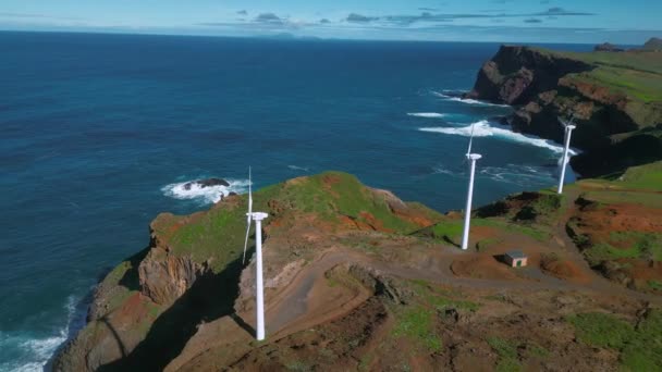 Vista Aérea Madeira Falésias Paisagens Exuberantes Costa Deslumbrante Turbinas Eólicas — Vídeo de Stock