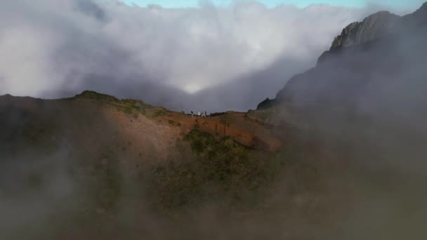 Uma Vista Aérea Deslumbrante Uma Paisagem Montanhosa Madeira Foco Central — Vídeo de Stock