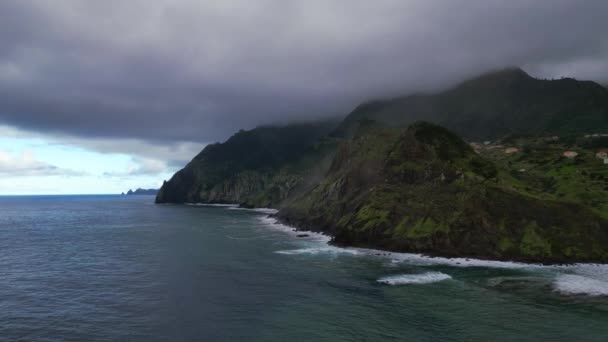 Dech Beroucí Dron Záběry Ukazuje Madeiras Dramatické Pobřeží Odhaluje Ohromující — Stock video