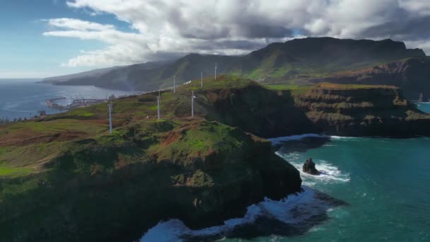 现代可再生能源技术与马德拉岛令人叹为观止的景观和谐地融合在一起的空中视频创造了一个视觉上引人注目的 具有环保意识的组合 — 图库视频影像