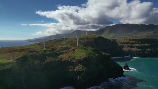Filmato Del Drone Madeira Lussureggianti Paesaggi Verdi Con Turbine Eoliche — Video Stock