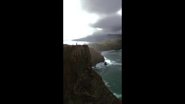 葡萄牙马德拉 一个孤独的人站在陡峭的悬崖边上 俯瞰着汹涌的大西洋 — 图库视频影像