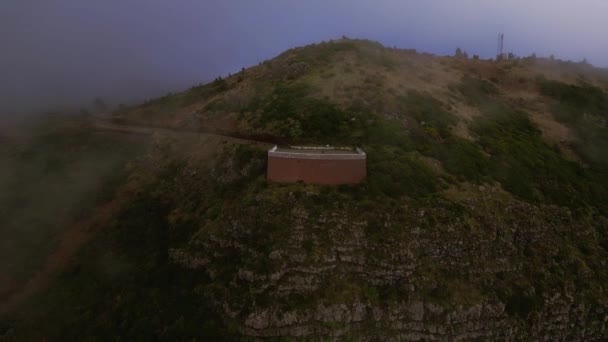 无人机拍摄的视频 其特点是位于马德拉崎岖悬崖峭壁之上的一个单独的视点结构 雾蒙蒙的环境提供了一种神秘和隐秘的气氛 凸显了视点的偏远位置 — 图库视频影像